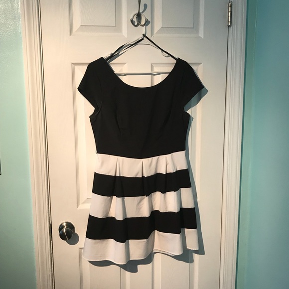 Black and white dress stripped on bottem🛍 - Picture 2 of 3